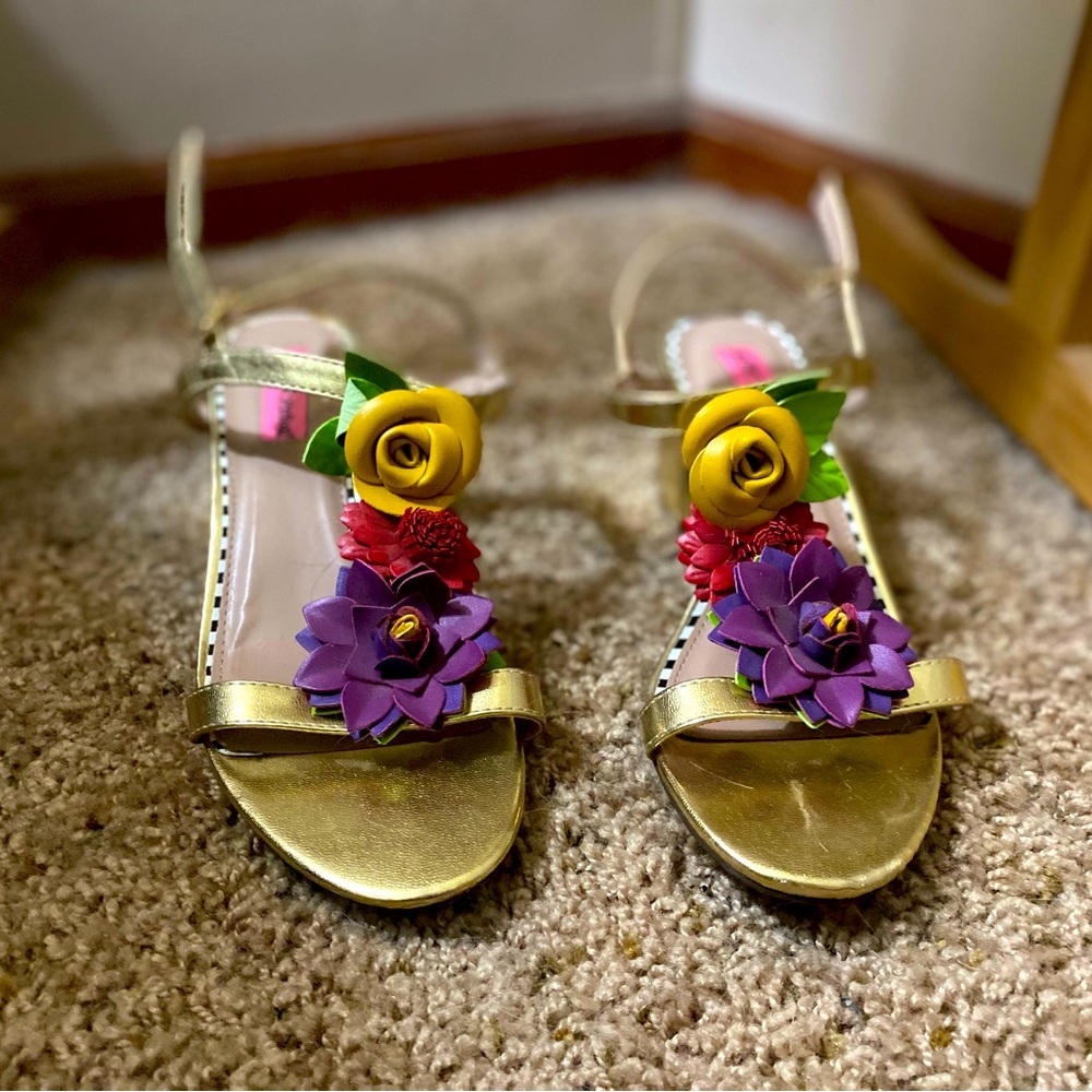 Betsey Johnson small chunky heels with floral accent